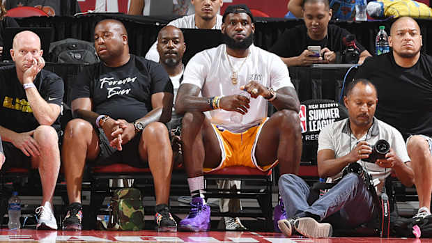 lebron_shows_up_to_lakers_summer_league.jpg